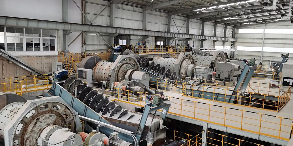 柳州某选矿厂重晶石脱水筛选加色选机提高矿石纯色度，提高矿石质量